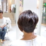 毛流れによってハネてしまう、くせ毛を活かした、アシンメトリなショートボブ。