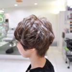 ショートヘアにパーマをかけてマニッシュヘアに。
