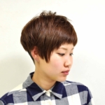 襟足刈り上げ女子。