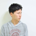 クセ毛風パーマをかけた、メンズショートヘア。