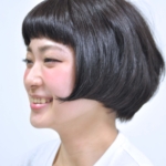 笑顔が可愛いショートヘアガール。