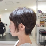 耳掛けがかわいいサラッとした、ショートヘア。