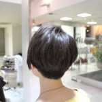 襟足を刈り上げたショートヘア。