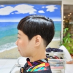 アシメショート。トロピカルオレンジのインナーカラーがポイント。