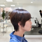 コンパクトなシルエットをさらっと仕上げ、決めすぎない横髪のライン感がお洒落。