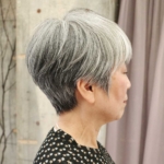 白髪を活かした上品ショートスタイル