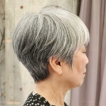 白髪を活かした上品ショートスタイル