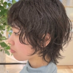 くせ毛を活かしたウルフカット。動きと軽さで垢抜けヘア