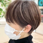 白髪ぼかしハイライトで、上品にトーンアップしたショート