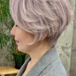白髪を“隠す”から“活かす”へ。大人女性のための上品グレーヘア