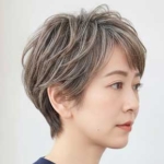 伸びても根元が気にならないお洒落グレーヘア