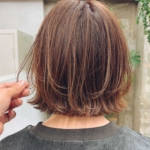 白髪を活かす大人の抜け感ボブスタイル