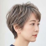 白髪が気になりづらい今っぽいハイライトショート
