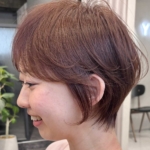 白髪を活かすピンクベージュで春ショート