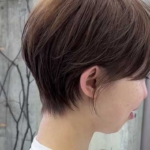 大人女性に人気の丸みショートで横顔美人に