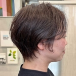 くせ毛を味方にする柔らかショートスタイル